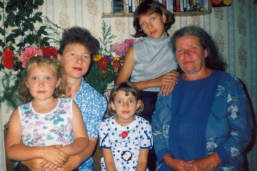 Морозова Г.М. с дочерью Ниной и внуками (деревня Надеждино)